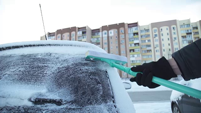 那个人正在清理车上的雪视频素材