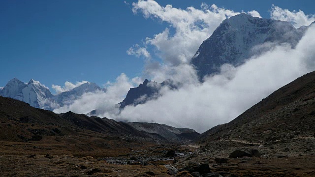 在喜马拉雅山脉的背景下移动的云视频素材