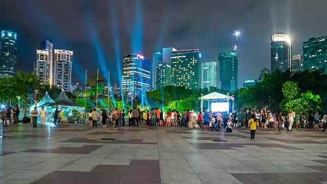 马来西亚吉隆坡，人们走过夜晚的喷泉。2017年8月视频素材