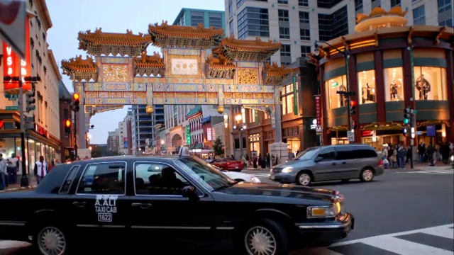 古老的唐人街大门和繁忙的街道在黄昏，旧金山，美国加利福尼亚州视频素材