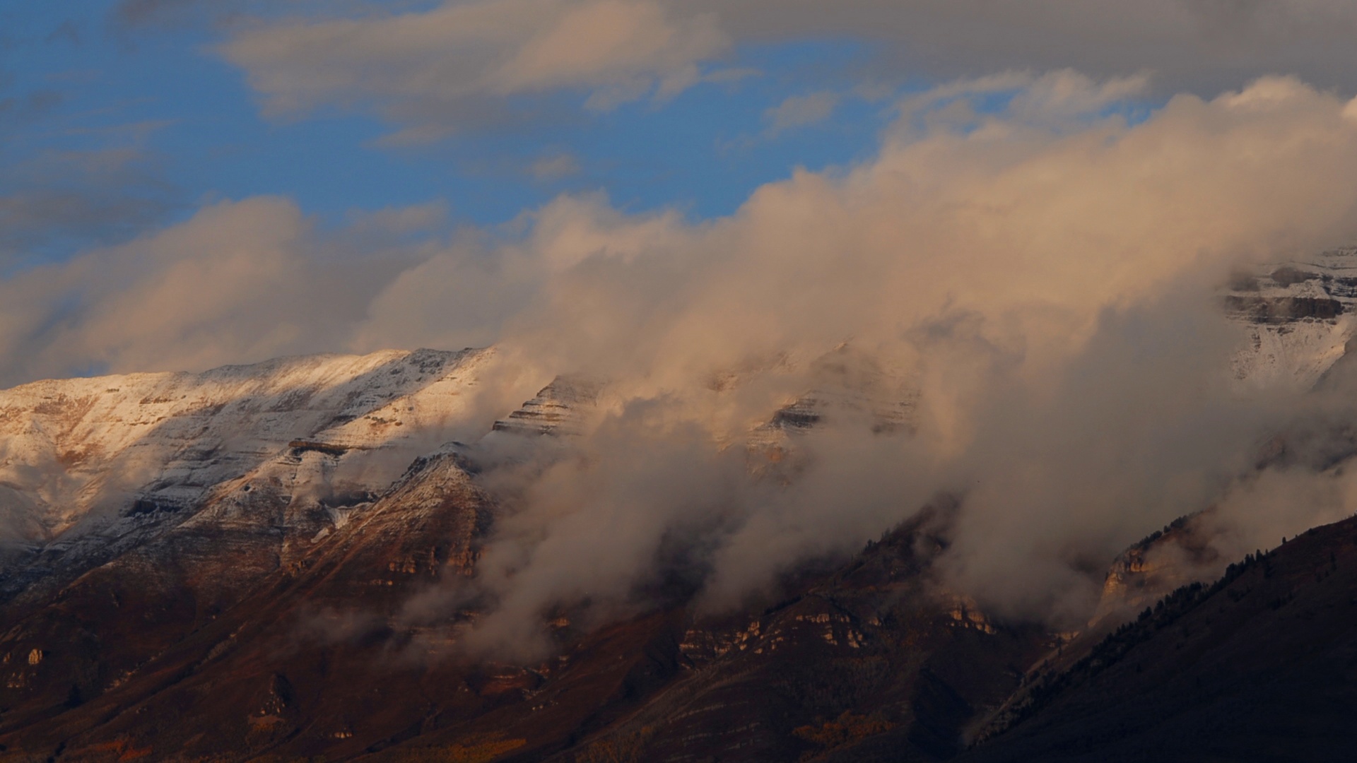 T/L WS日落时被云朵覆盖的Wasatch山脉的Timpanogos雪山/美国犹他州Heber视频素材