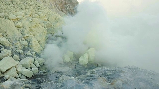 卡瓦伊真火山，硫磺被开采的地方视频素材