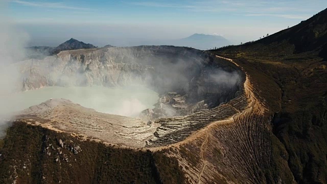 卡瓦伊真火山，硫磺被开采的地方视频素材