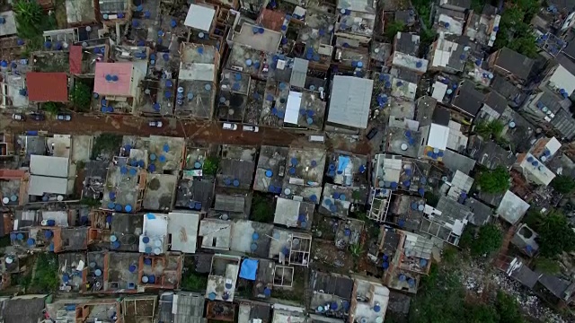 Favela Aerial:上帝的视线慢慢穿过巴西里约热内卢拥挤的Favela房屋视频素材