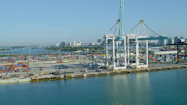 鸟瞰图迈阿密港国际海运集装箱港视频素材