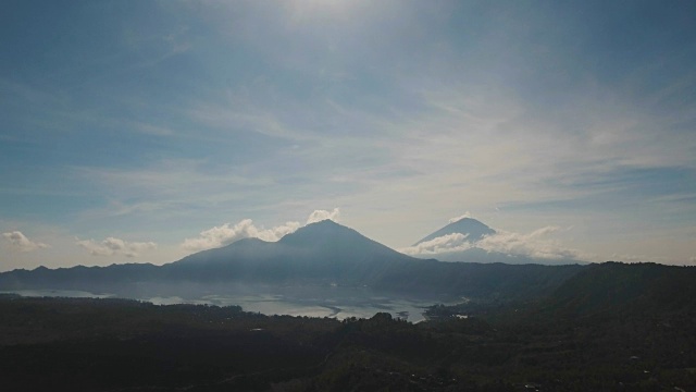 阿贡湖和火山。印尼巴厘岛视频素材