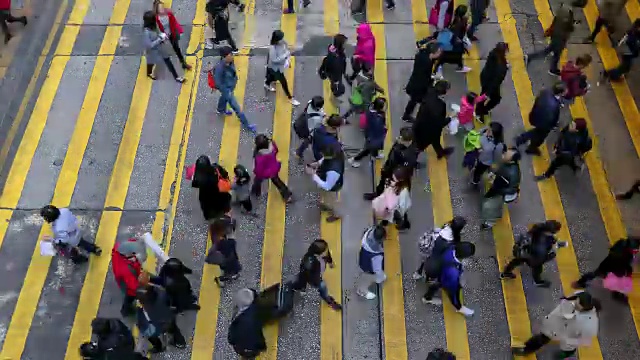 香港繁忙的行人及车辆过街-时间流逝视频素材