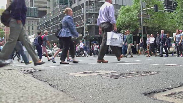 悉尼商业区繁忙人行横道的实时视频视频素材