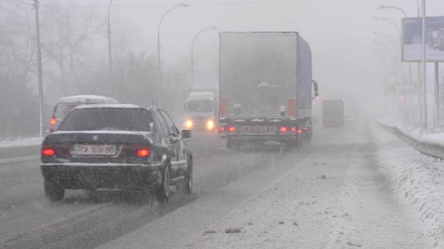 路上有暴风雪，能见度低。城市里天气不好视频素材