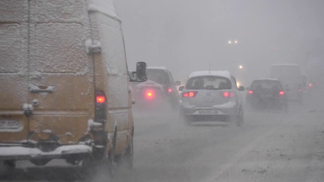 路上有暴风雪，能见度低。城市里天气不好视频素材