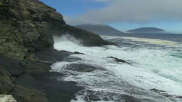 以悬崖为背景的海湾中汹涌的巨浪视频素材