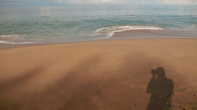 柔软的海浪在沙滩上。蔚蓝的天空和蔚蓝的大海。普吉岛,泰国视频素材