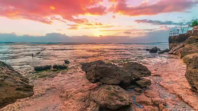 日落在努沙Ceningan岛的石滩上，印度尼西亚视频素材