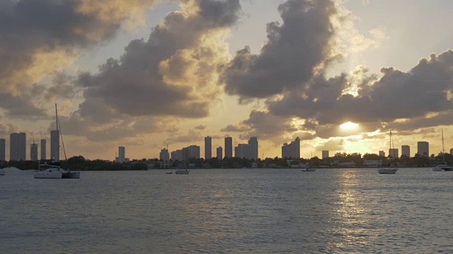 日落时从南海滩看迈阿密市中心，迈阿密海滩，南海滩，迈阿密，佛罗里达，美国，北美视频素材