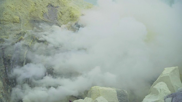 卡瓦伊真火山，硫磺被开采的地方视频素材