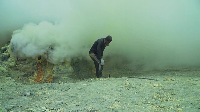 卡瓦伊真火山，硫磺被开采的地方视频素材