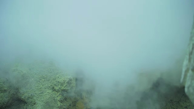 卡瓦伊真火山，硫磺被开采的地方视频素材