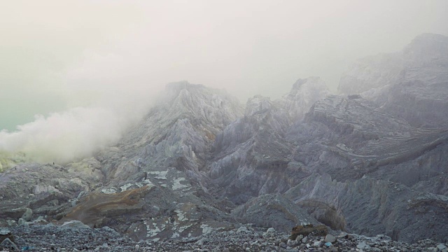 卡瓦伊真火山，硫磺被开采的地方视频素材