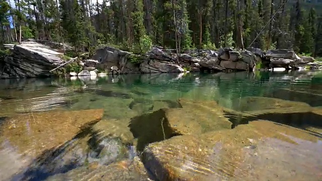 人们用手从山上的湖泊中舀取淡水视频素材