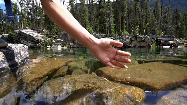 人们用手从山上的湖泊中舀取淡水视频素材