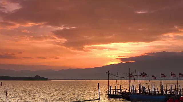 泰国法尧湖上美丽的日落视频素材