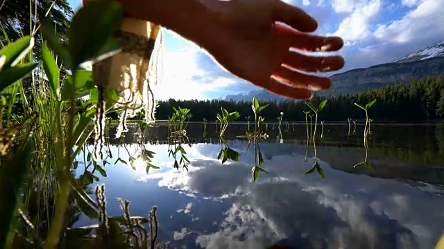 人们用手从山上的湖泊中舀取淡水视频素材