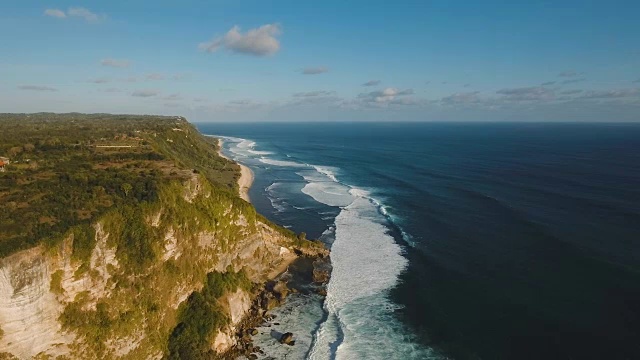 巴厘岛的岩石海岸。鸟瞰图视频素材