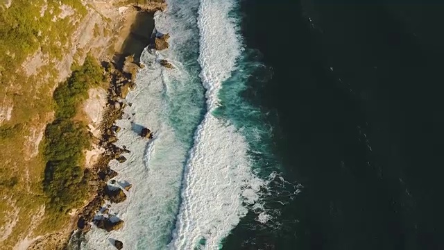 巴厘岛的岩石海岸。鸟瞰图视频素材