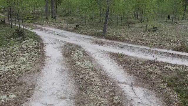 沿着冻土带上的沙路移动视频素材