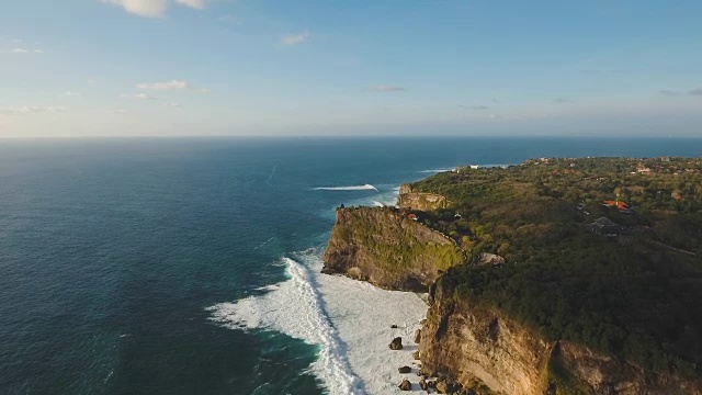 巴厘岛的岩石海岸。鸟瞰图视频素材