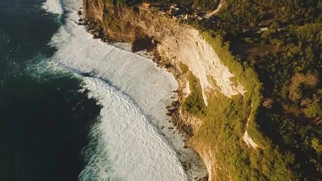 巴厘岛的岩石海岸。鸟瞰图视频素材