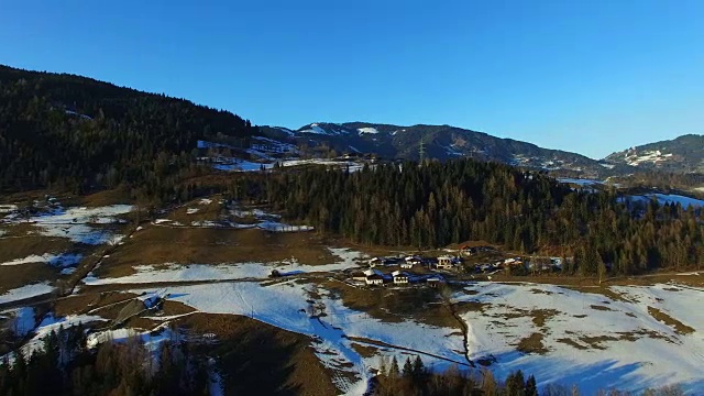 鸟瞰图，阿尔卑斯山在奥地利，日落在冬季山脉。视频素材