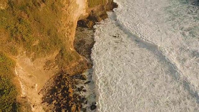 巴厘岛的岩石海岸。鸟瞰图视频素材