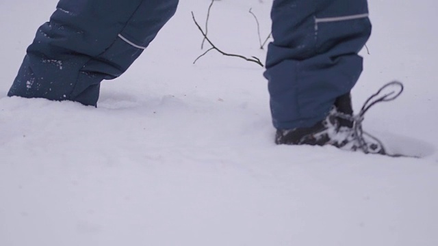 脚近距离通过深雪。在新鲜空气中散步视频素材