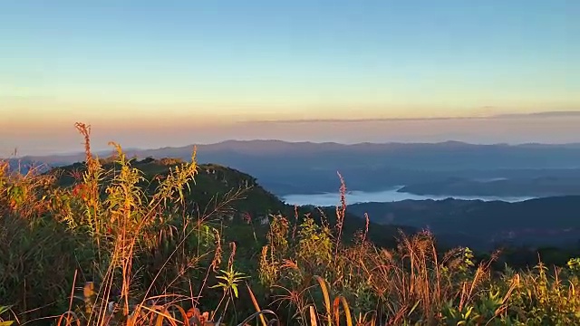 秋季日出在蓝岭山脉与移动的云视频素材