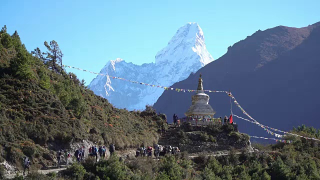 通往珠穆朗玛峰大本营的徒步旅行路线视频素材