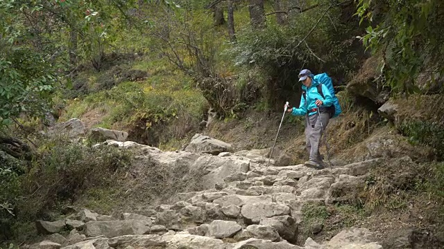 女孩们在喜马拉雅山旅游视频素材