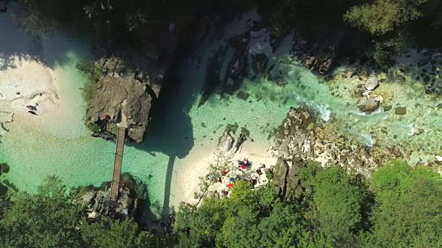 空中俯瞰:游客在山谷翡翠河旁享受户外活动视频素材