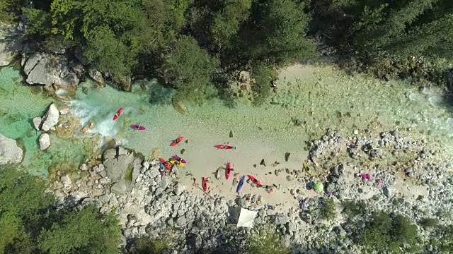 图片:夏天，一群游客在碧绿的河流上划独木舟视频素材