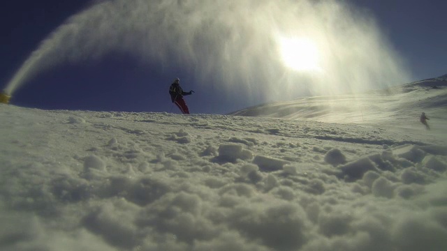 在雪炮下滑雪视频素材