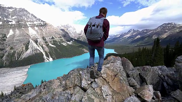 徒步者咨询路线地图山顶的山湖，加拿大视频素材