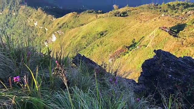 秋季日出在蓝岭山脉与移动的云视频素材