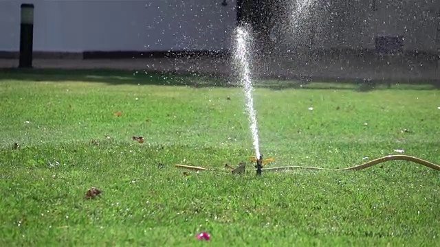 洒水器的慢动作视频视频素材