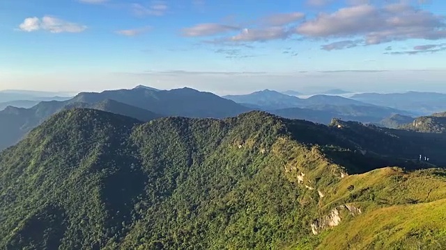 秋季日出在蓝岭山脉与移动的云视频素材