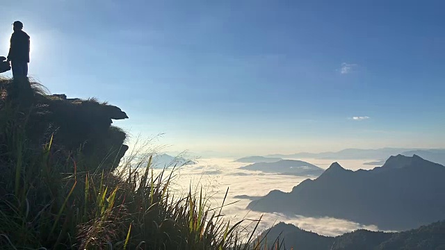 秋季日出在蓝岭山脉与移动的云视频素材