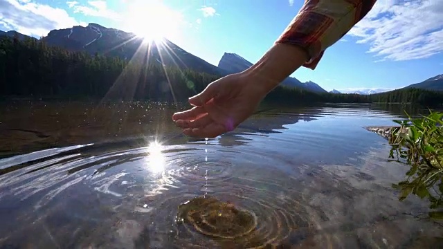 人们用手从山上的湖泊中舀取淡水视频素材