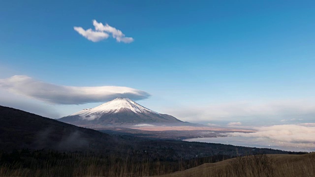 富士山的透镜云视频素材