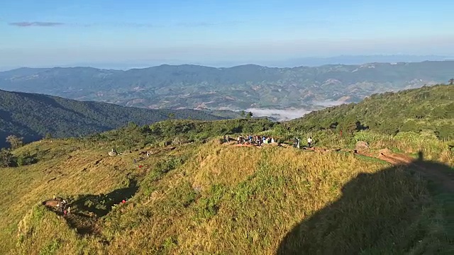 秋季日出在蓝岭山脉与移动的云视频素材