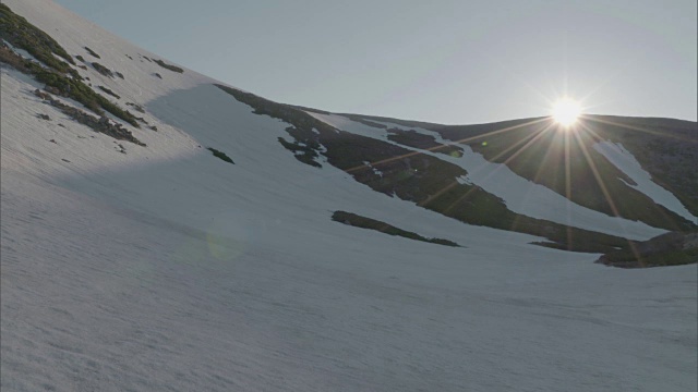 清晨的太阳从日本北海道大悦山脉的山脊后升起。视频素材