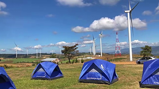 晴朗的天空和风力发电机视频素材